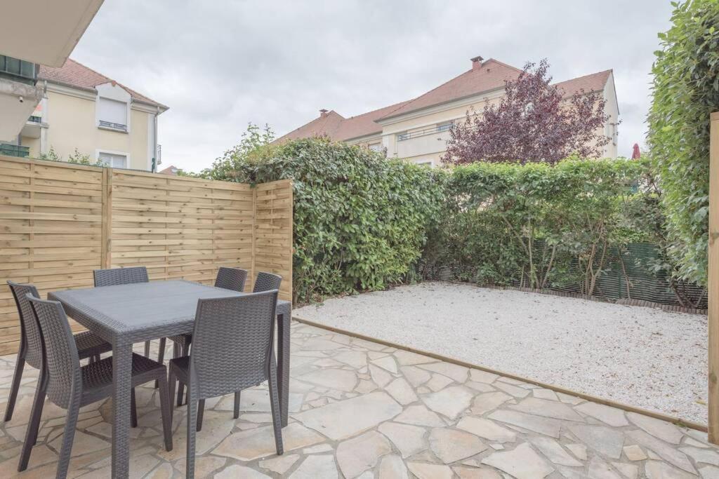 Garden Next To Disneyland Bussy-Saint-Georges